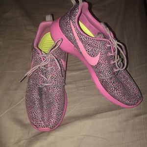 Nike pink Roshe
